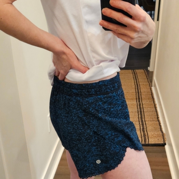 Lululemon Womens Blue Black Abstract Drawstring Waist Athletic Shorts Size 4 - Picture 4 of 8
